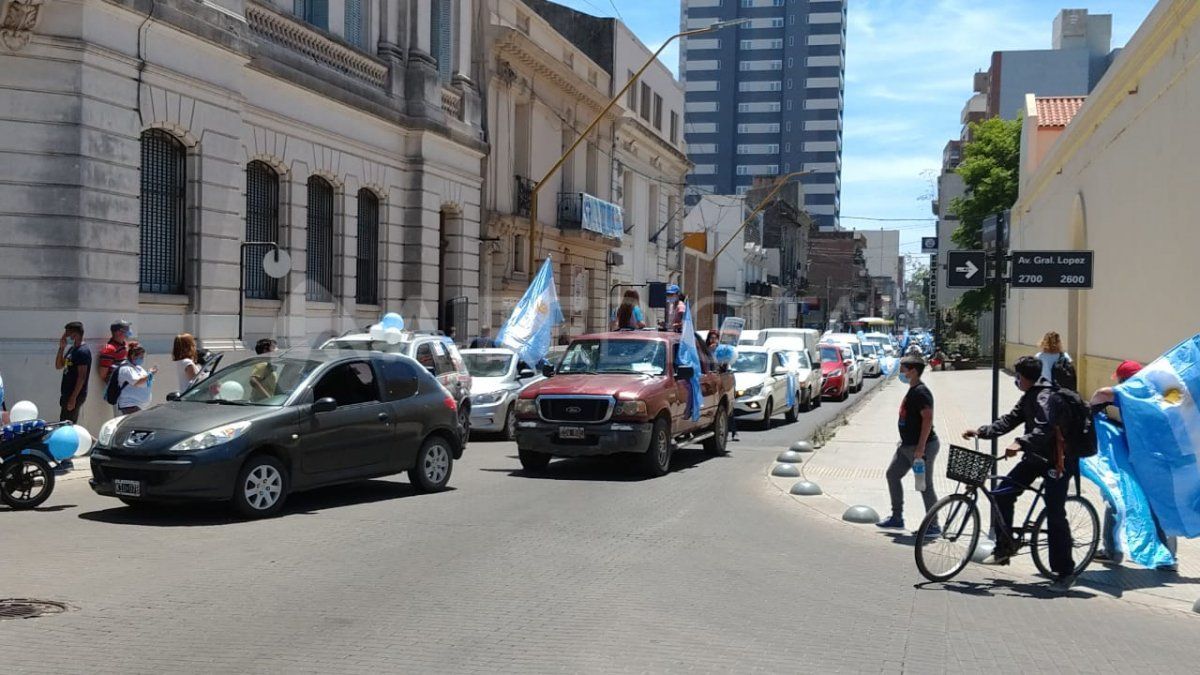 Con una caravana de autos, familias autoconvocadas se manifestaron en contra del proyecto de ESI aprobado por la Cámara de Diputados el mes pasado.