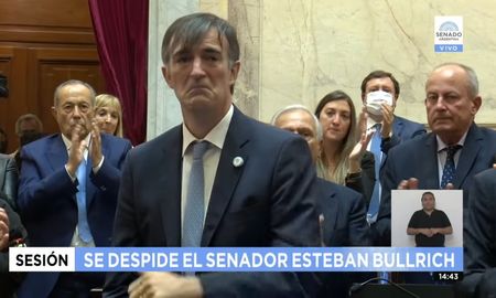 El discurso del senador emocionó a muchos de los presentes y varios no resistieron las lágrimas. El discurso del senador emocionó a muchos de los presentes y varios no resistieron las lágrimas.