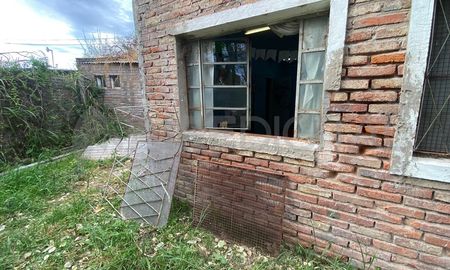 Los delincuentes rompieron una reja y la ventana para poder ingresar. Los delincuentes rompieron una reja y la ventana para poder ingresar.