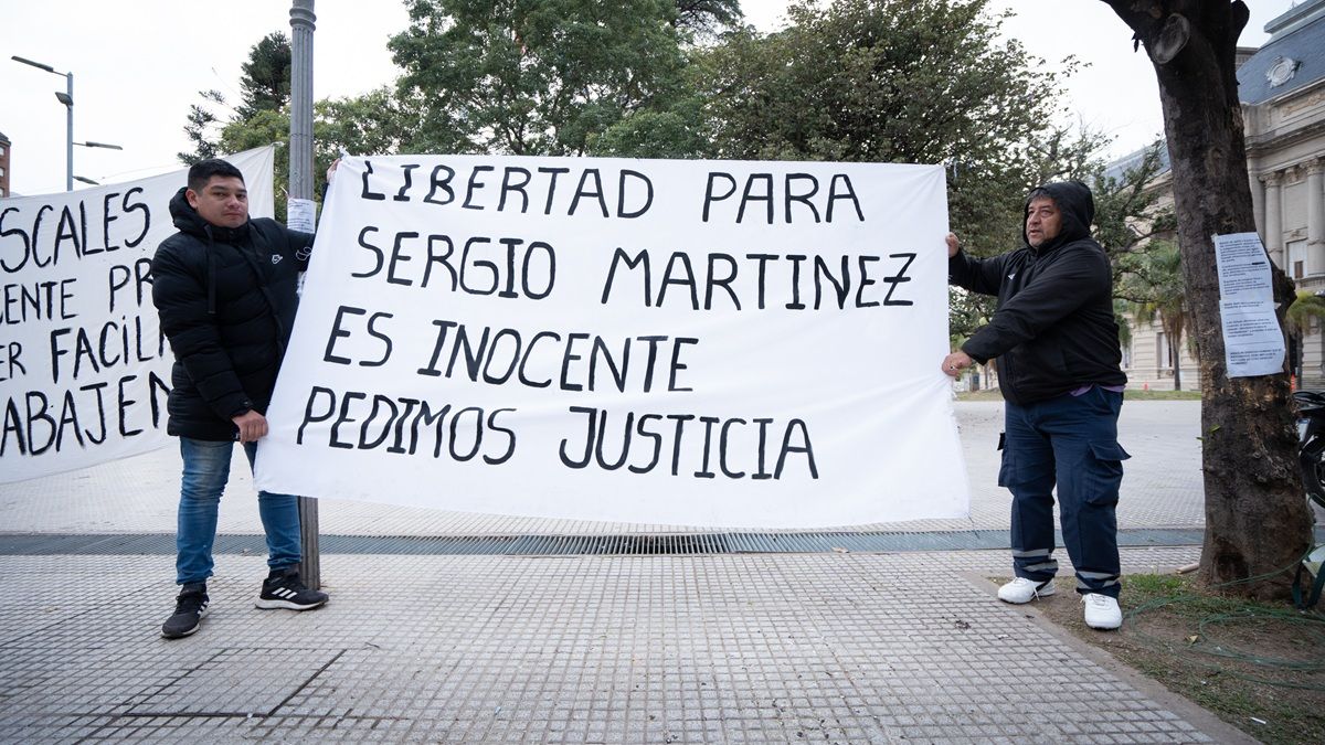 Familiares de Sergio Martínez frente a tribunales de Santa Fe.&nbsp;