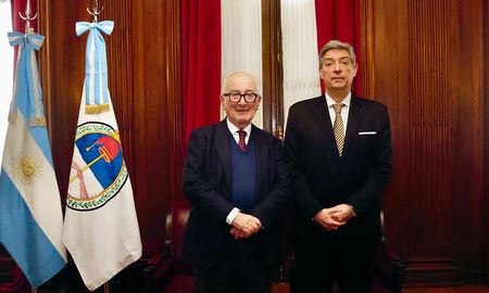 El presidente de la Corte Suprema Horacio Rosatti se reunió con el jurista italiano Luigi Ferrajoli. El presidente de la Corte Suprema Horacio Rosatti se reunió con el jurista italiano Luigi Ferrajoli.