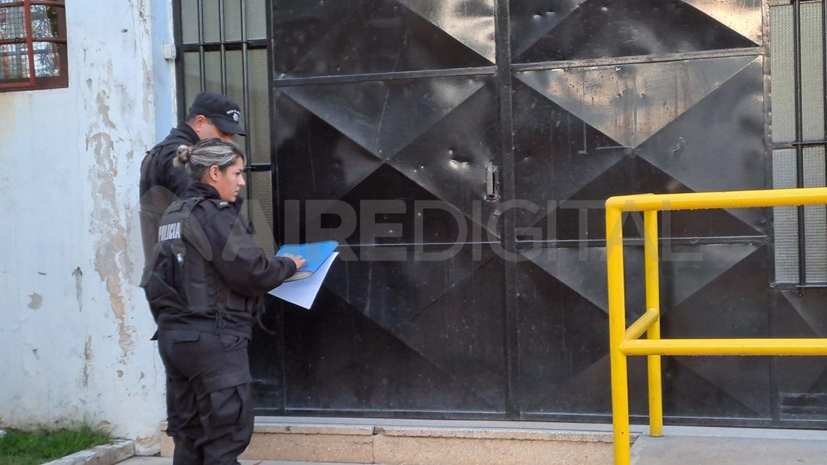 Algunos balazos terminaron en el frente de la escuela, lo que generó el pánico entre los padres y alumnos del colegio de la zona norte de Rosario.
