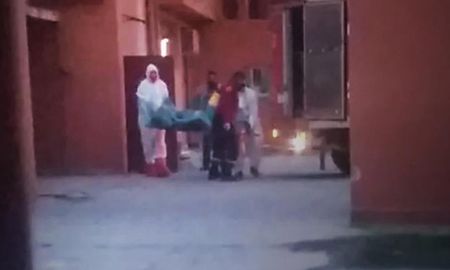 Ante los empleados del establecimiento, la mujer confesó que el hombre que estaba en el interior de la habitación era su padre y que se había descompensado mientras mantenían relaciones íntimas. Ante los empleados del establecimiento, la mujer confesó que el hombre que estaba en el interior de la habitación era su padre y que se había descompensado mientras mantenían relaciones íntimas.