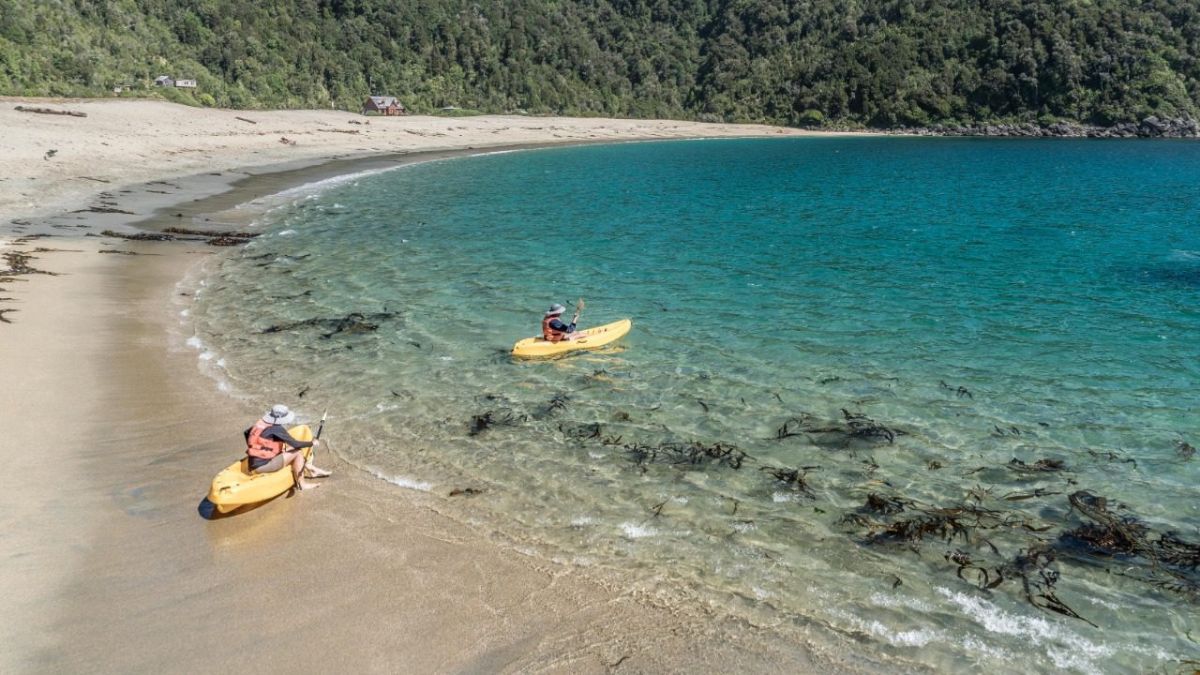 Los habitantes huilliches de la reserva Mapu Lahual administran el turismo bajo estándares de sustentabilidad, asegurando que los ingresos beneficien directamente a la conservación del bosque nativo. Los habitantes huilliches de la reserva Mapu Lahual administran el turismo bajo estándares de sustentabilidad, asegurando que los ingresos beneficien directamente a la conservación del bosque nativo.