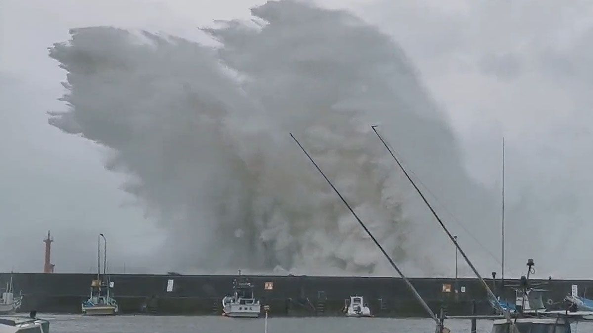 El potente tifón perdió fuerza cuando tocó tierra cerca de la ciudad de Kagoshina