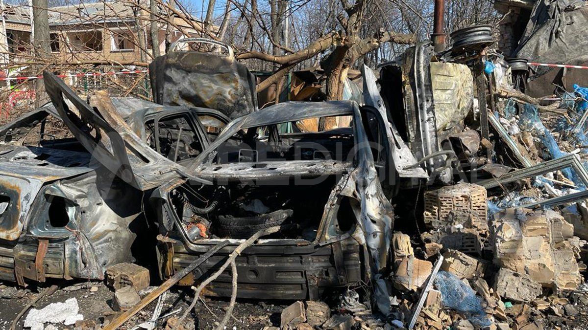 Un misil cayó donde había una pequeña plazoleta para que jueguen los niños de un complejo de edificios modestos en Kiev.