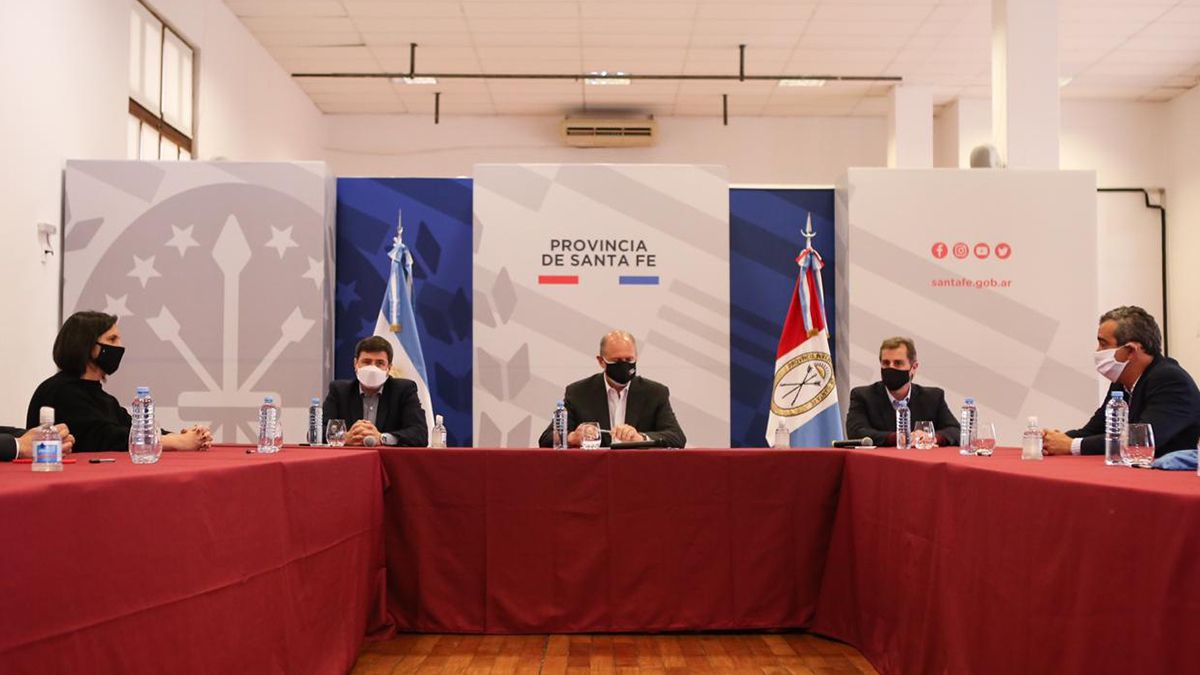 Del acto participaron también la secretaria de Articulación de Política Social de Nación, Érika Roffler; el ministro de Desarrollo Social de Santa Fe, Danilo Capitani, y los intendentes de las localidades beneficiarias: Pablo Javkin (Rosario), Adrián Maglia (Granadero Baigorria), Jorge Berti (Villa Constitución), Andrés Golosetti (Casilda), Mariano Cominelli (Fray Luis Beltrán), y Daniel Cinalli (Capitán Bermúdez).