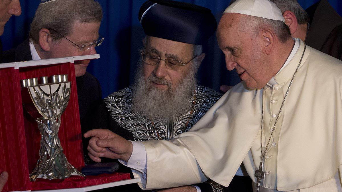 Francisco busca promover la paz en Medio Oriente.