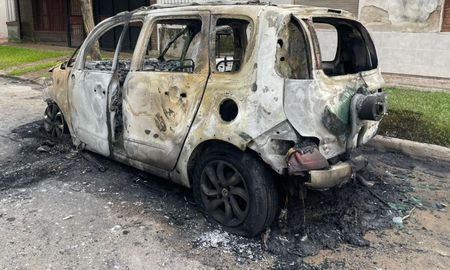 Bomberos y personal policial trabajaron en el lugar y luego se retiraron. Bomberos y personal policial trabajaron en el lugar y luego se retiraron.