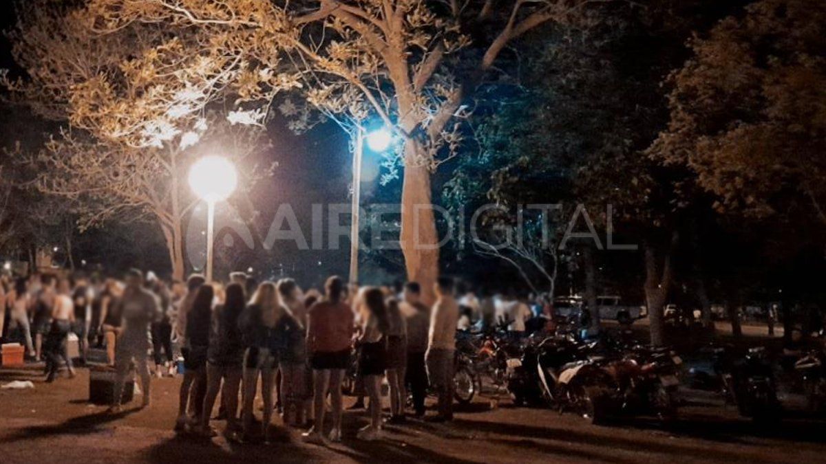 Cientos de jóvenes se juntaron en el Parque Municipal de Suardi y el evento no fue desarticulado por las autoridades.