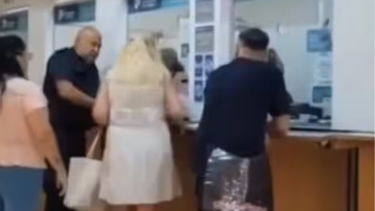 Fue a pagar una boleta y estalló de furia.