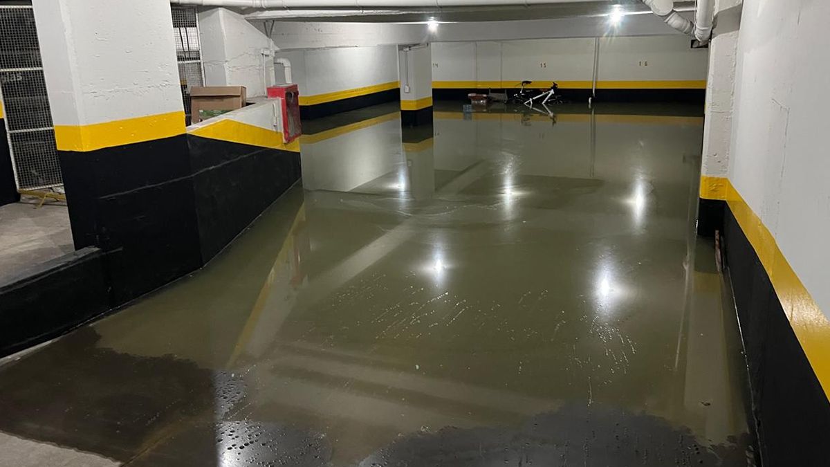 Así se encuentra la cochera del subsuelo del edificio tras el colapso de las aguas.&nbsp;&nbsp;