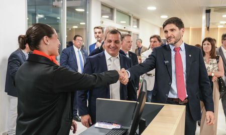 El gobernador Maximiliano Pullaro inauguró este sábado las obras de refacción del Aeropuerto Internacional Islas Malvinas de Rosario. El gobernador Maximiliano Pullaro inauguró este sábado las obras de refacción del Aeropuerto Internacional Islas Malvinas de Rosario.