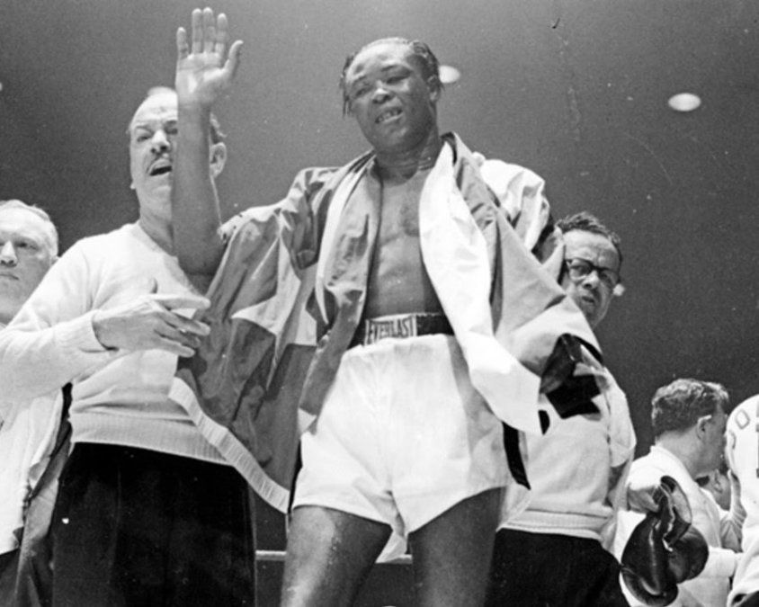 Otro de los formidables campeones mundiales cubanos que se consagraron en la primera mitad del siglo pasado fue Gerardo González Hernández (1926-2003), el inolvidable Kid Gavilán, rey welter en la década de 1950, y que nunca fue noqueado en su trayectoria.