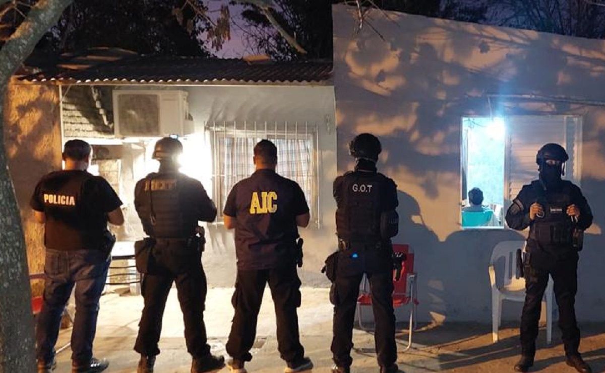 La AIC de drogas del norte provincial encabezó los allanamientos para desbaratar a la banda. La AIC de drogas del norte provincial encabezó los allanamientos para desbaratar a la banda.