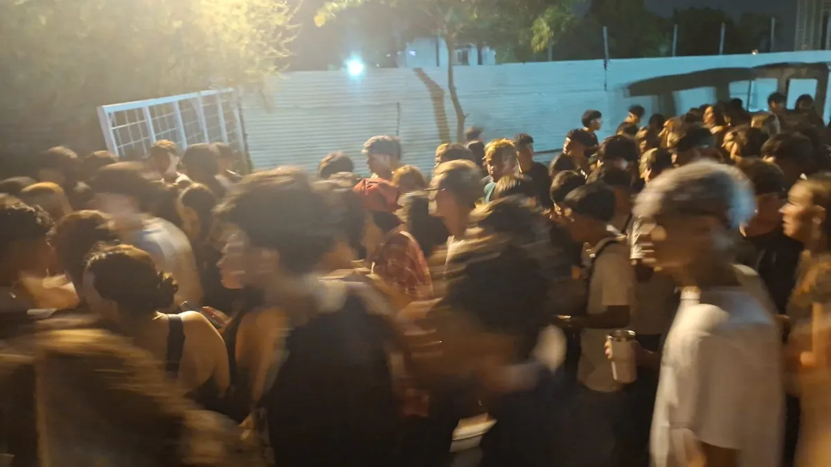 La irregularidad más alarmante detectada por las autoridades fue la sobrepoblación del local. Según el acta de intervención, el establecimiento posee una capacidad declarada para 500 personas, pero al momento de la inspección se encontraba funcionando con un aforo superior a los 1.800 asistentes. 