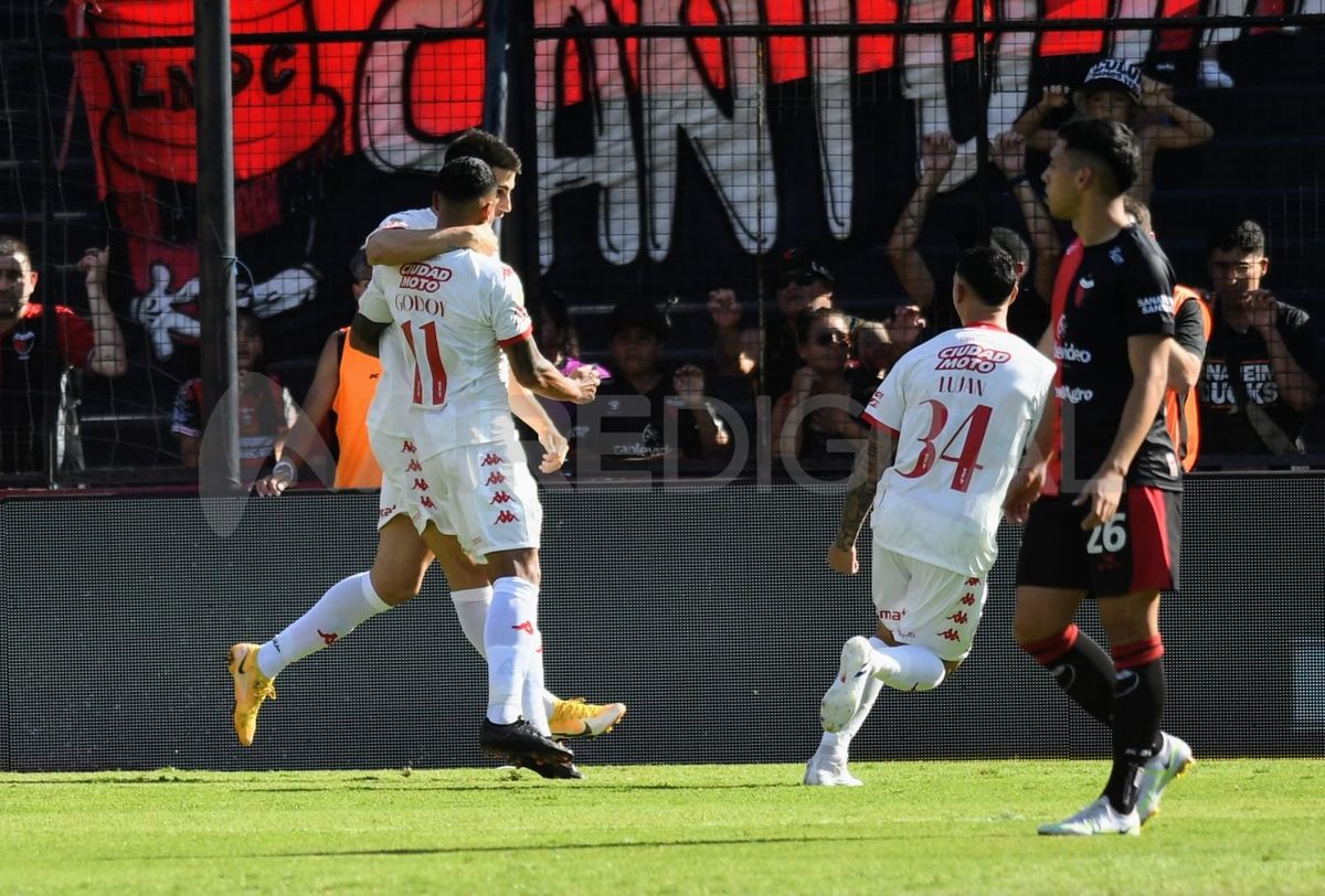 Huracán abrió el marcador a los dos minutos de juego y el debut de Néstor Gorosito en Colón empezó con el pie izquierdo.