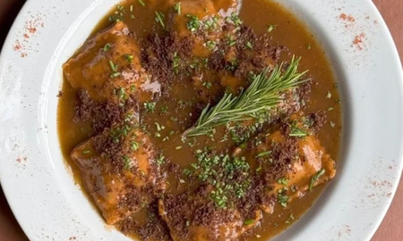 En Raíces, cada plato cuenta una historia, desde las empanadas de carne frita hasta el risotto de hongos. En Raíces, cada plato cuenta una historia, desde las empanadas de carne frita hasta el risotto de hongos.