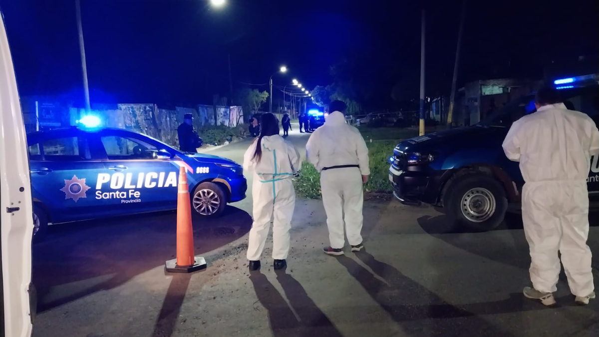 Los ladrones se retiraron del lugar con el rodado y dejaron abandonado al joven que murió en el lugar. Los ladrones se retiraron del lugar con el rodado y dejaron abandonado al joven que murió en el lugar.