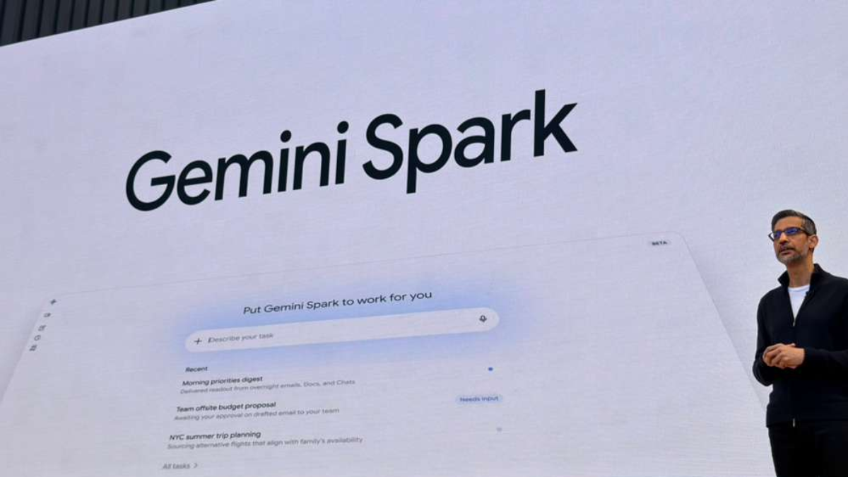 Sundar Pichai, CEO de Google, presenta Gemini Spark en el escenario de Google I/O '26, mostrando la interfaz de usuario de la nueva herramienta de inteligencia artificial. Sundar Pichai, CEO de Google, presenta Gemini Spark en el escenario de Google I/O '26, mostrando la interfaz de usuario de la nueva herramienta de inteligencia artificial.