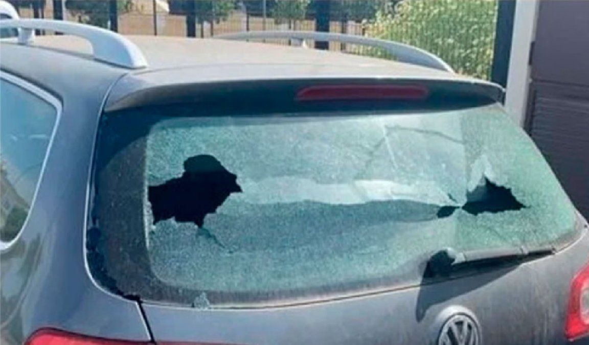 La nota que dejó un niño tras romper la luneta de un auto: Fue sin querer...