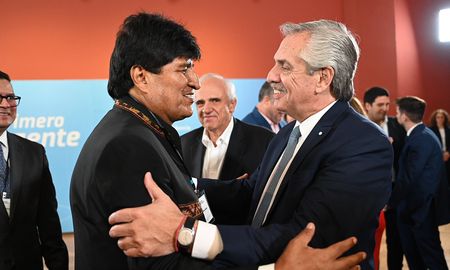 El mandatario saludó y mantuvo una conversación en el Salón de Pueblos Originarios con expresidentes que integran el Grupo de Puebla, como Evo Morales. El mandatario saludó y mantuvo una conversación en el Salón de Pueblos Originarios con expresidentes que integran el Grupo de Puebla, como Evo Morales.