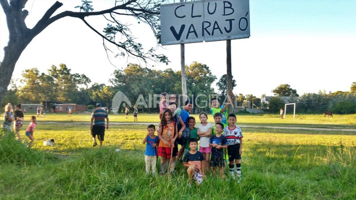 Vecinos de Varadero Sarsotti trabajan para lograr un espacio que saque a los chicos de la calle.