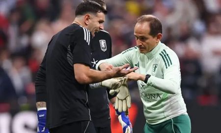 Dibu Martínez reveló que se lesionó en la entrada del calor antes del histórico triunfo ante Friburgo en la final de la Europa League en Turquía. Dibu Martínez reveló que se lesionó en la entrada del calor antes del histórico triunfo ante Friburgo en la final de la Europa League en Turquía.