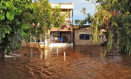 Con bombas y baldes. Así los vecinos sacan el agua que llega hasta un metro de altura en las viviendas más afectadas de Arocena. Con bombas y baldes. Así los vecinos sacan el agua que llega hasta un metro de altura en las viviendas más afectadas de Arocena.