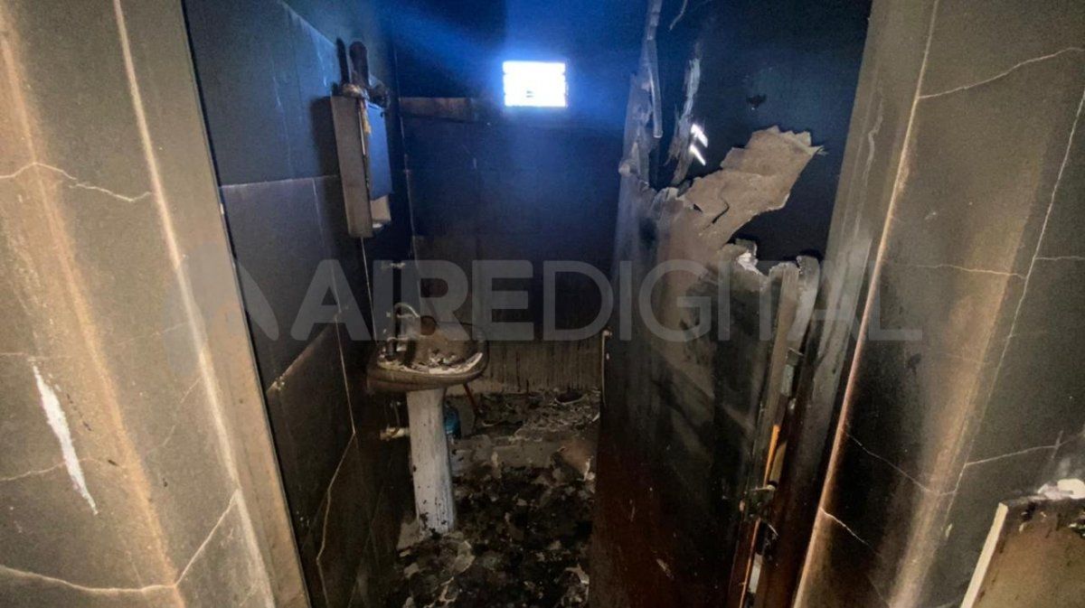Uno de los baños destrozado por el fuego.
