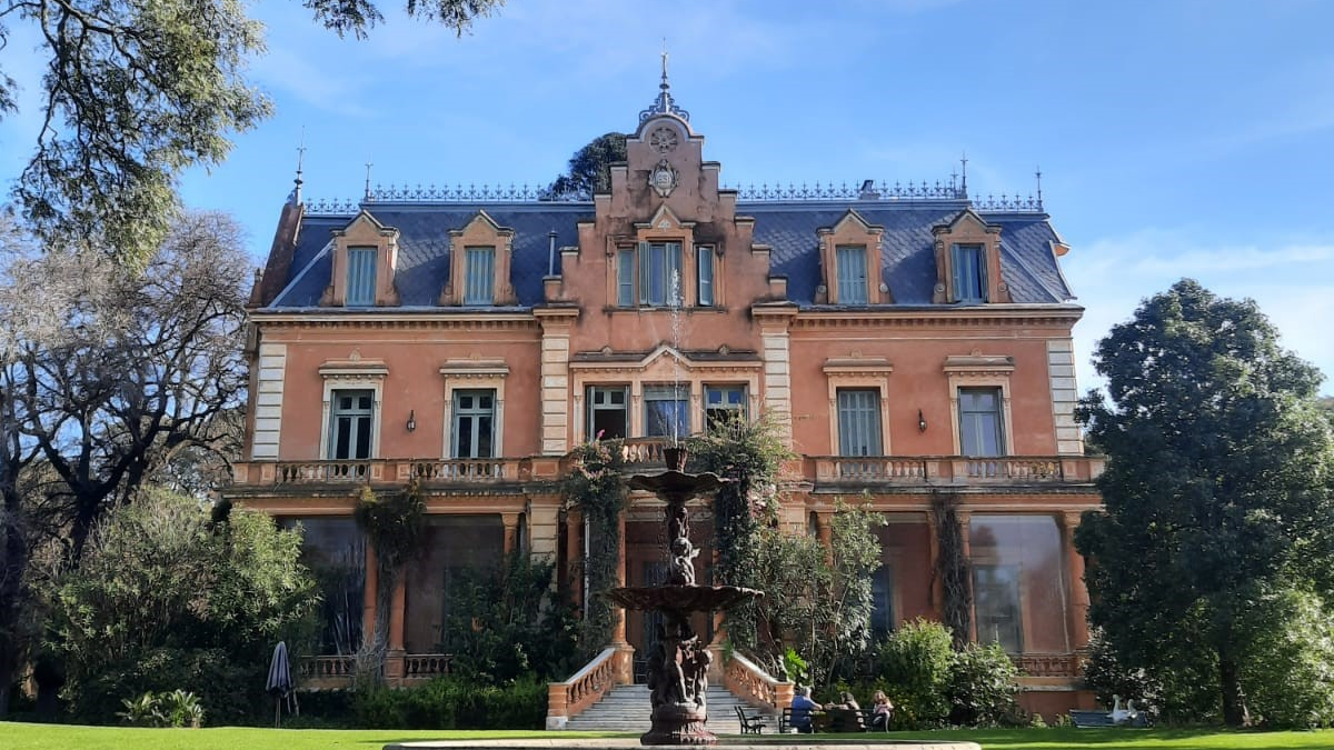 Villa Ocampo es una de las paradas obligatorias para todos los amantes de la belleza arquitectónica. Villa Ocampo es una de las paradas obligatorias para todos los amantes de la belleza arquitectónica.