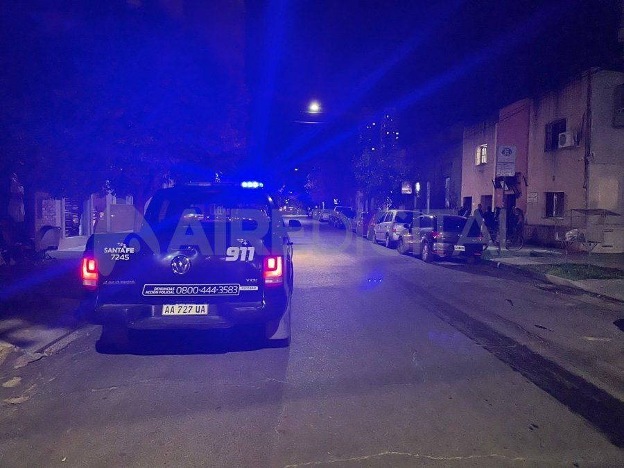 Un cuidacoches evitó un asalto al encerrar a un ladrón en un instituto y fue agredido.