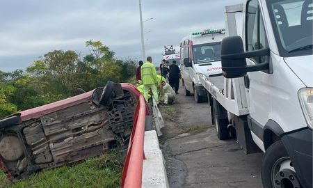 Así quedó el automóvil en la autopista Rosario - Santa Fe. Así quedó el automóvil en la autopista Rosario - Santa Fe.