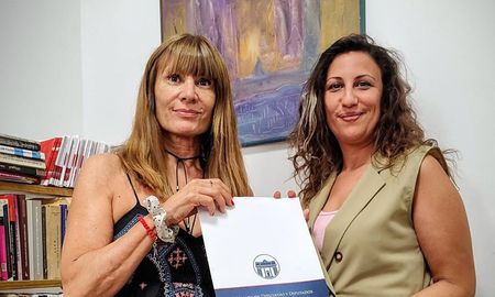 La ministra de Cultura Susana Rueda junto a la diputada socialista Varinia Drisun. La ministra de Cultura Susana Rueda junto a la diputada socialista Varinia Drisun.