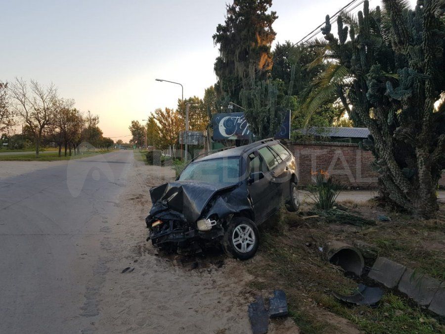 El automóvil que formó parte del accidente quedó con importantes daños mecánicos 