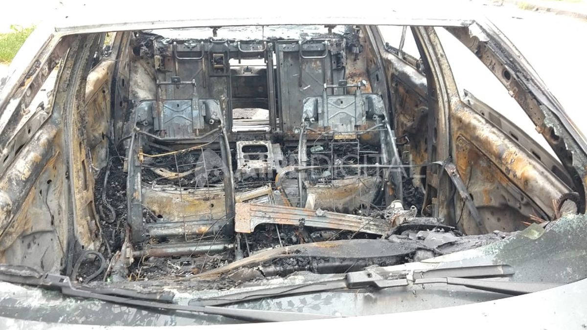 Los quemacoches rompieron el vidrio del techo del auto y arrojaron un elemento con combustibles que provocó la explosión. 