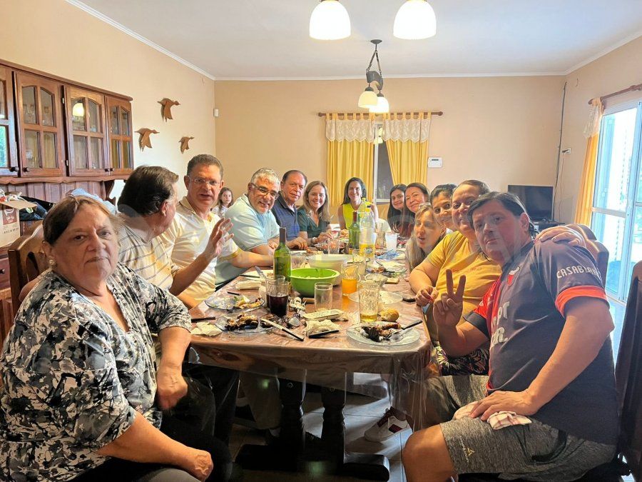 El pastor y congresista Sóstenes Cavalcante compartió un asado con la familia Peralta-Mandar.