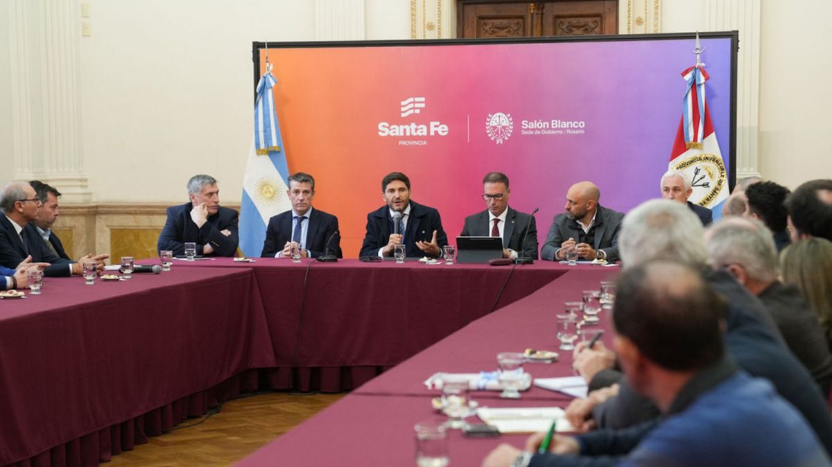 Este jueves hubo una reunión con las diferentes partes involucradas, encabezada por el gobernador Pullaro, en la que dijo que se busca “resolver un problema de 30 años” y que debe hacerse “por consenso, no a los apurones y sin las conversaciones que se necesitan”.