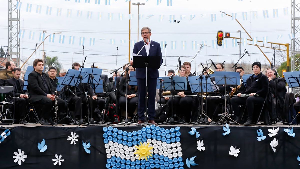 El intendente Emilio Jatón en el acto por el Día de la Independencia en Aristóbulo. El intendente Emilio Jatón en el acto por el Día de la Independencia en Aristóbulo.