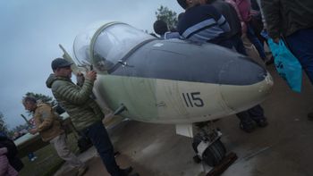 El avión de Owen Crippa fue presentado en Sunchales: homenaje y memoria por Malvinas
