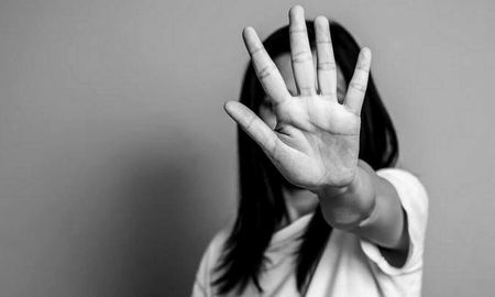 La víctima fue apuñalada y el atacante la roció con alcohol. La víctima fue apuñalada y el atacante la roció con alcohol.