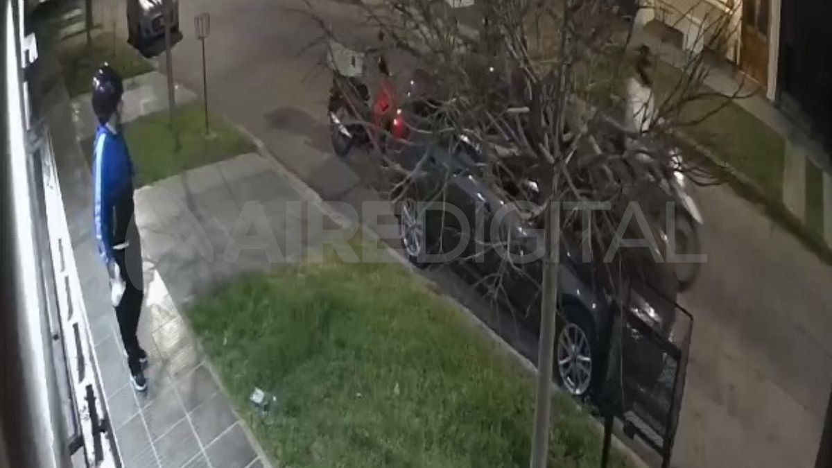 Captura del video: Leandro fue asaltado cuando esperaba que lo atiendan para entregar un pedido.
