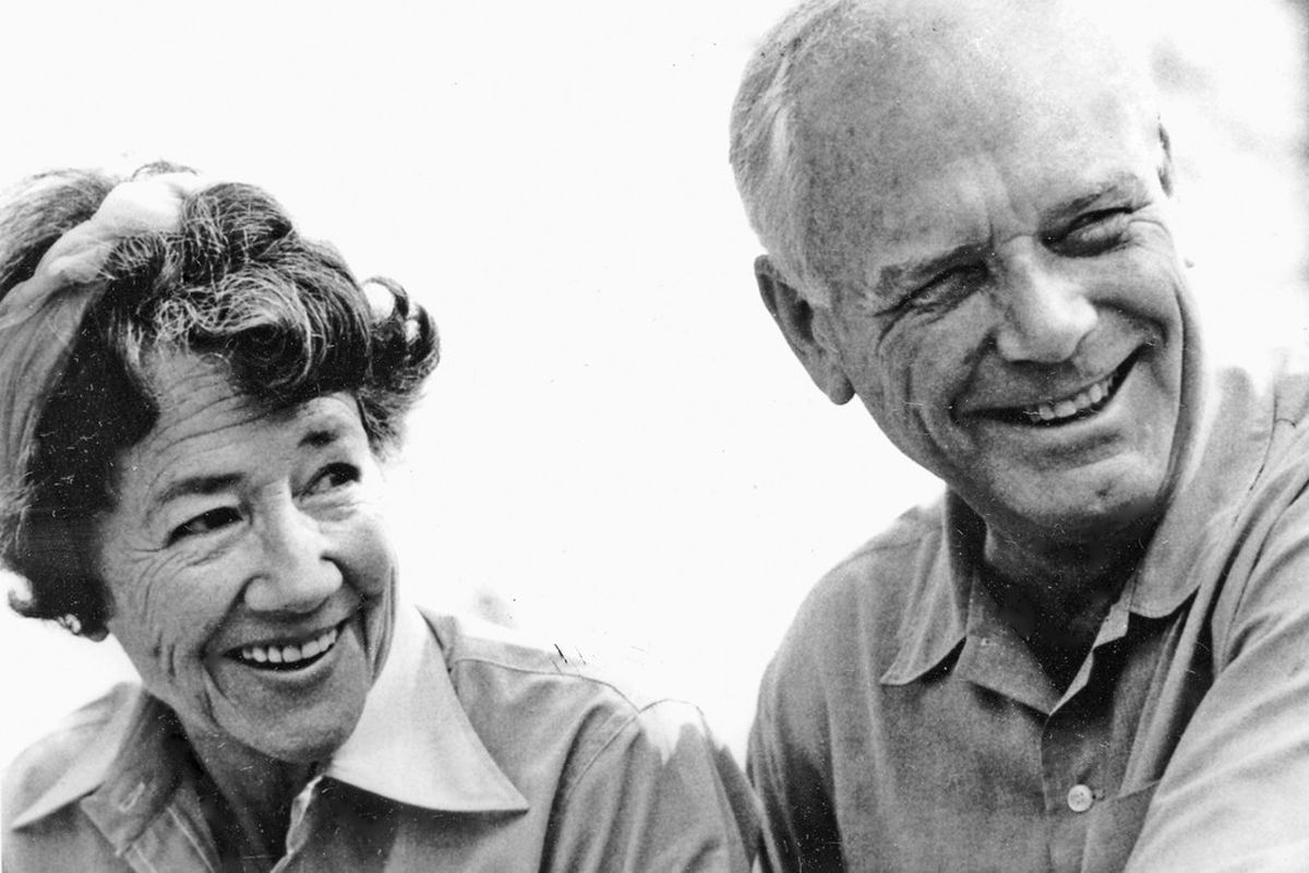 Con su esposa, Lindbergh pasó sus últimos años de vida en la isla hawaiana de Maui, donde murió a causa de un linfoma el lunes 26 de agosto de 1974, los 72 años. La foto es de 1968, cuando se había convertido en un referente del rescate de animales en peligro de extinción, y de la preservación de áreas inexploradas del planeta. Con su esposa, Lindbergh pasó sus últimos años de vida en la isla hawaiana de Maui, donde murió a causa de un linfoma el lunes 26 de agosto de 1974, los 72 años. La foto es de 1968, cuando se había convertido en un referente del rescate de animales en peligro de extinción, y de la preservación de áreas inexploradas del planeta.