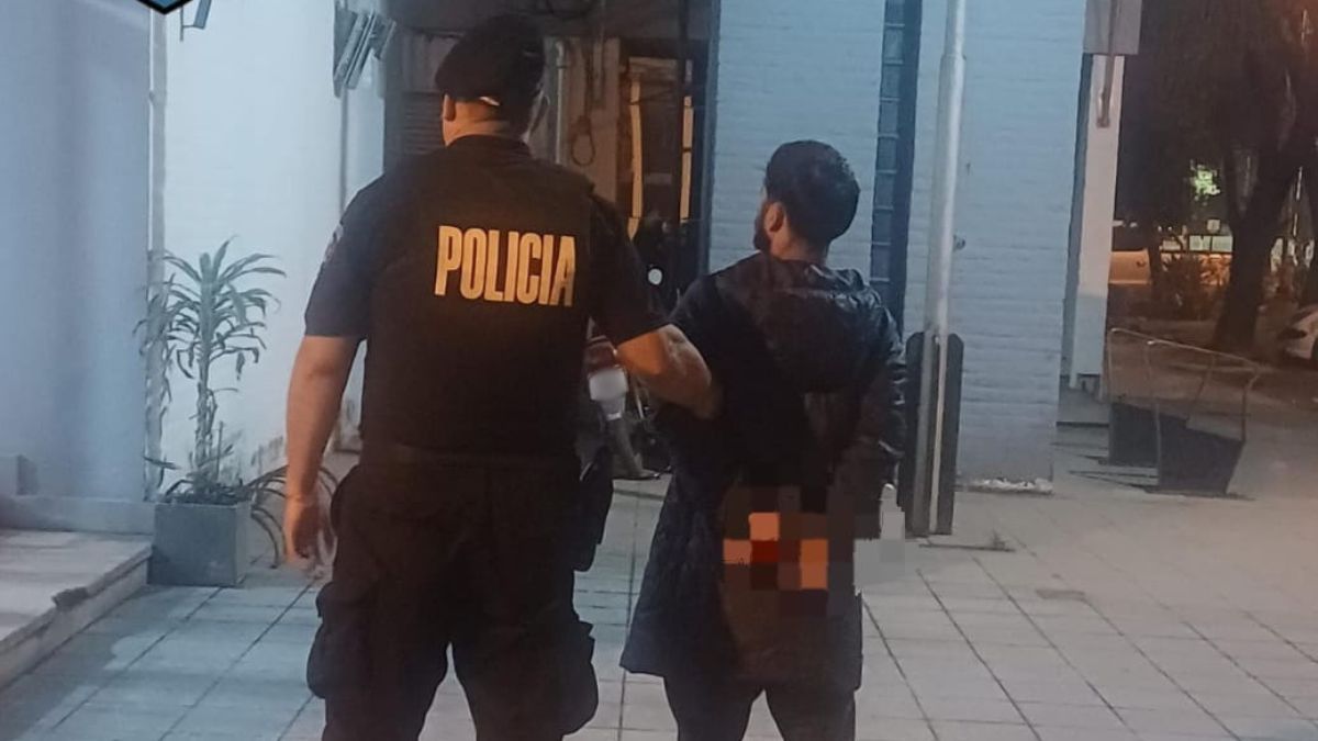 El sospechoso fue interceptado durante la madrugada en las calles de Laguna Paiva. La Policía también constató daños en un comercio.