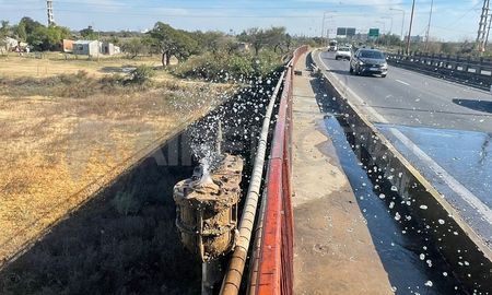 Ruta Nacional 168: una válvula pierde agua que se acumula sobre la calzada. Ruta Nacional 168: una válvula pierde agua que se acumula sobre la calzada.