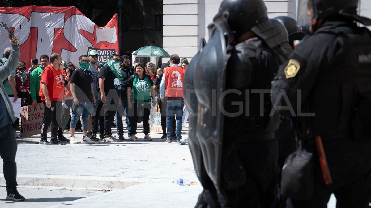 La reforma jubilatoria de Santa Fe se aprobó en medio de fuertes disturbios en la Legislatura de la Provincia.