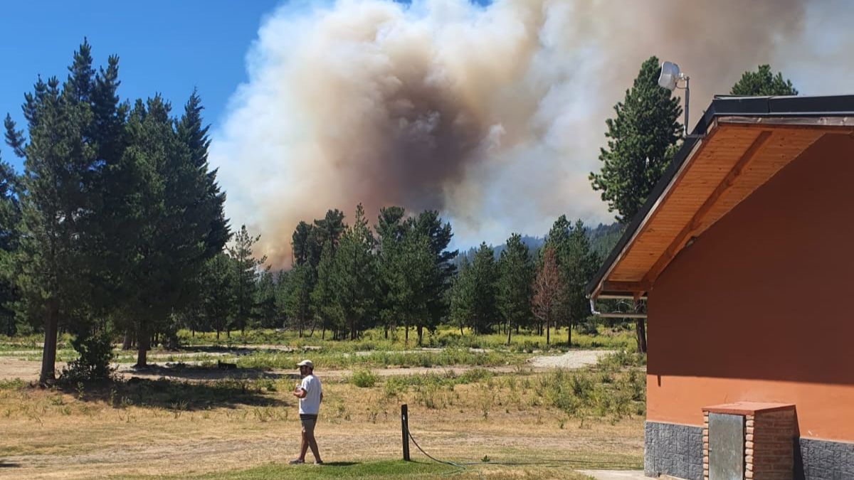 Sobre el origen del fuego, circuló un video en el que se observa a un vehículo arrojando un objeto encendido al costado del camino, minutos antes de que se iniciara el incendio.