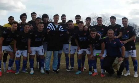 Bochófilo Bochazo de San Vicente le realizó un reconocimiento a Matías Manna, integrante del cuerpo técnico de la Selección Argentina. Foto: prensa Bochófilo Bochazo. Bochófilo Bochazo de San Vicente le realizó un reconocimiento a Matías Manna, integrante del cuerpo técnico de la Selección Argentina. Foto: prensa Bochófilo Bochazo.