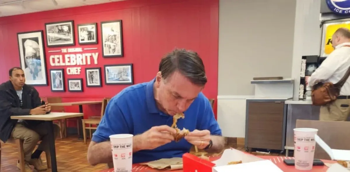 Jair Bolsonaro comiendo pollo frito en Orlando, horas antes de la asunción de Lula como presidente de Brasil.
