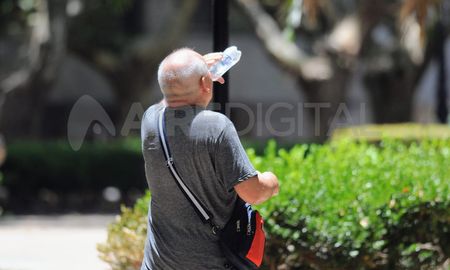 Los expertos aconsejan mantener la hidratación y evitar la exposición directa al sol durante las horas de mayor calor. Los expertos aconsejan mantener la hidratación y evitar la exposición directa al sol durante las horas de mayor calor.